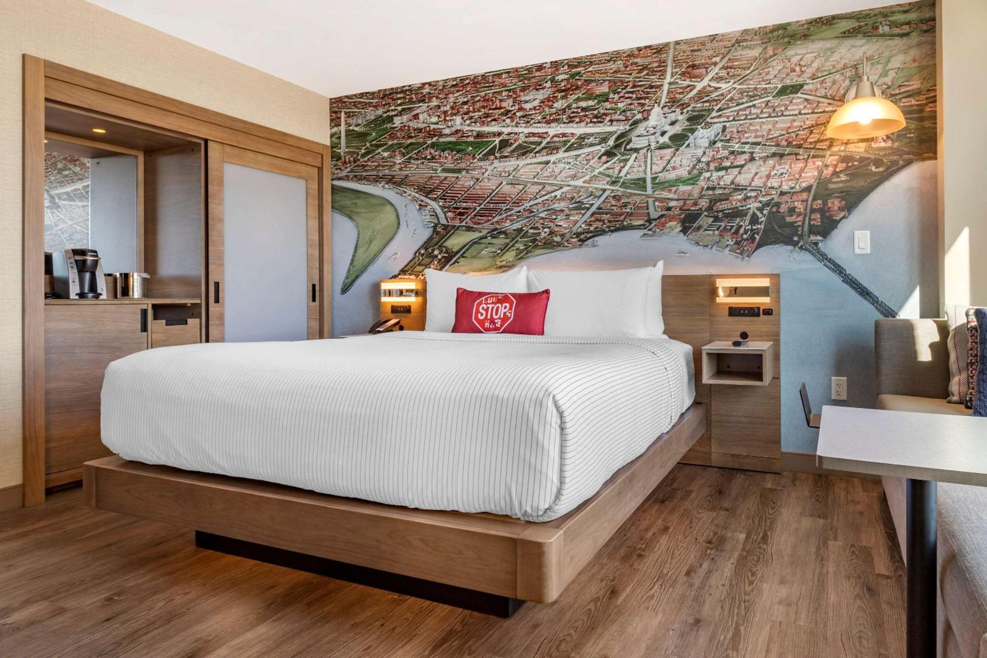 Deluxe King Room - Accessible/Non Smoking